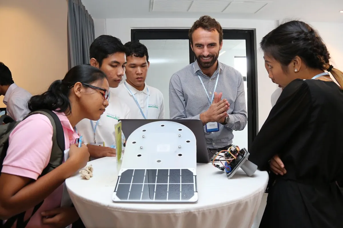 Học sinh Việt Nam và Đông Nam Á thực hành công nghệ, lập trình và robot theo nhóm